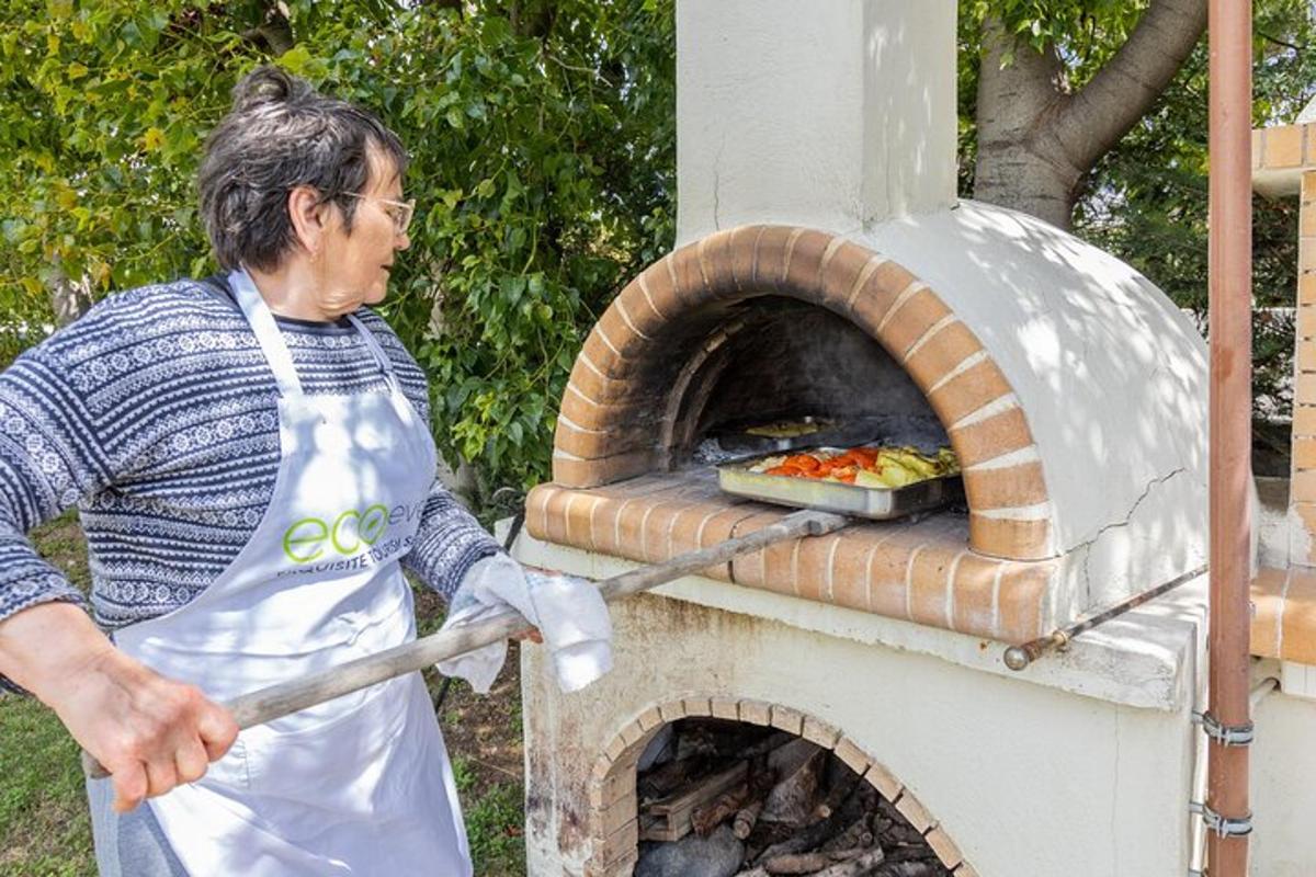 žena v zástěře dává pizzu do trouby