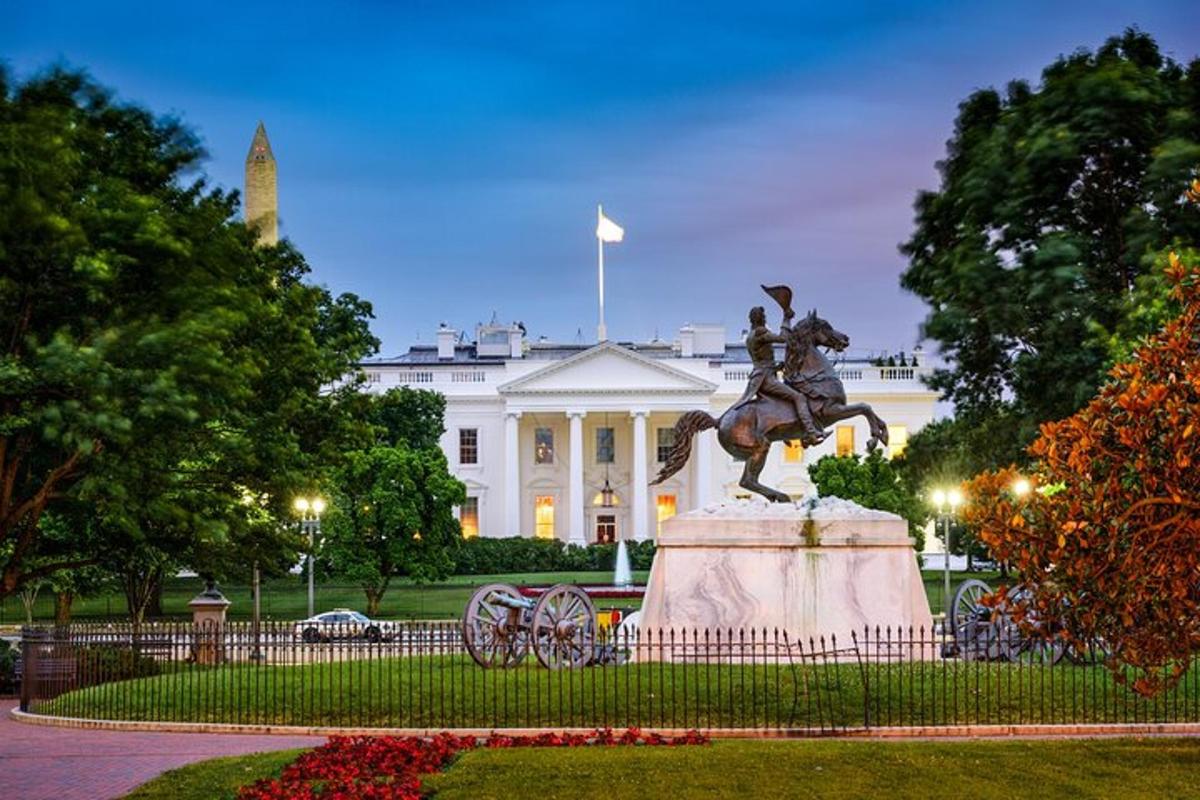 una estàtua d'un home a cavall davant de la Casa Blanca