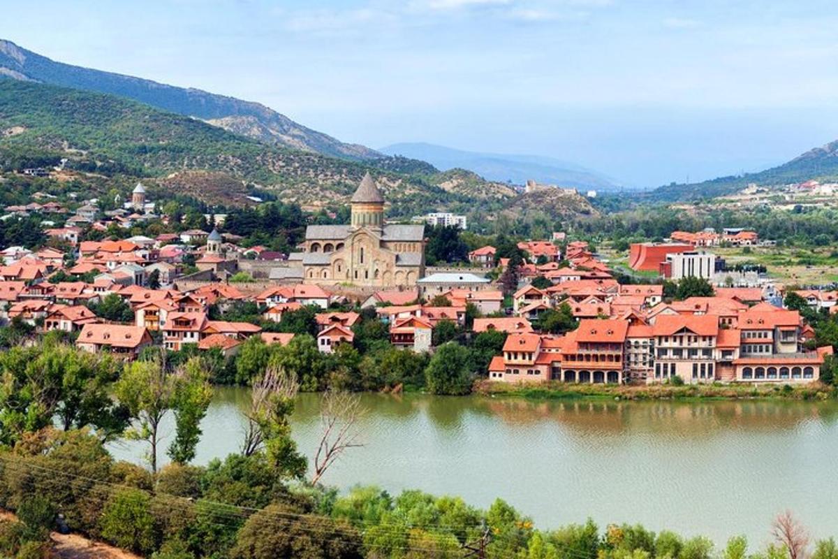 un pueblo con un lago frente a una ciudad