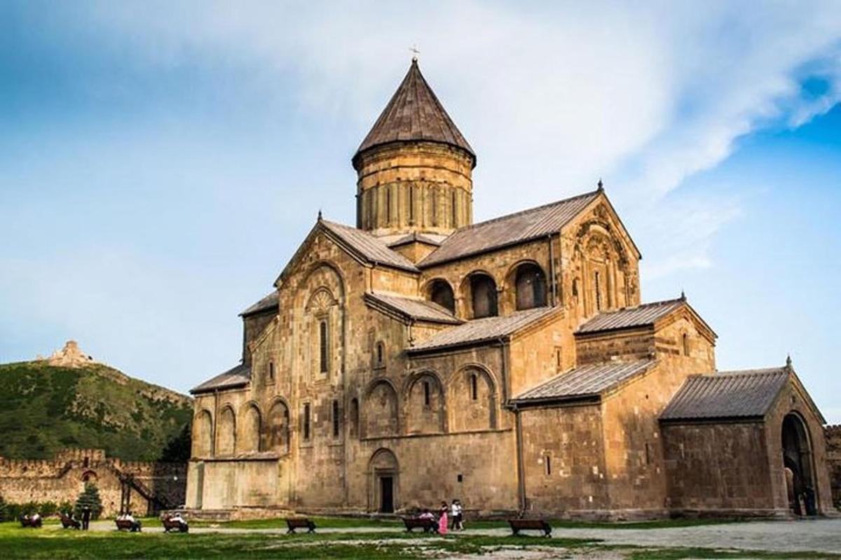 Una antigua iglesia con una torre en la parte superior.