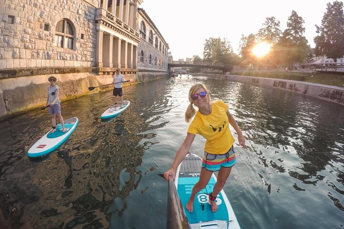 o femeie care stă pe o placă de paddle în apă