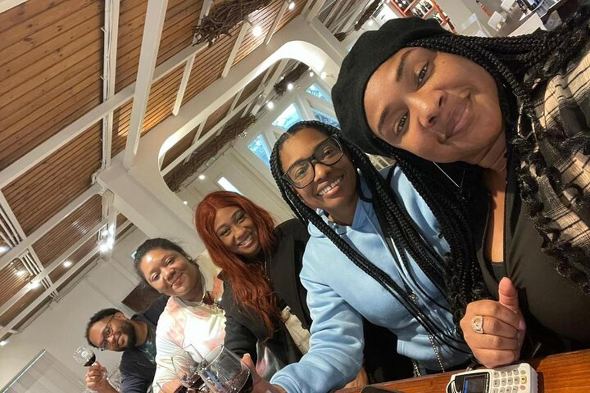 un gruppo di persone che posano per una foto