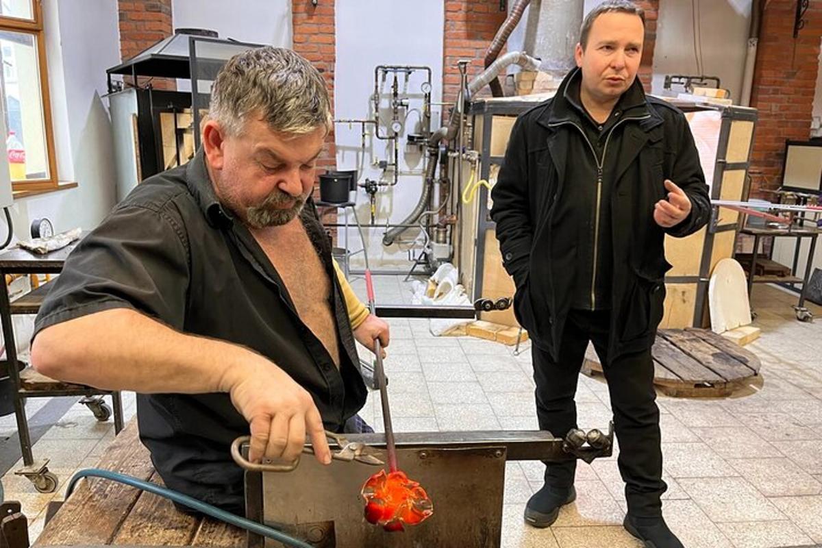 dos homes en una fàbrica treballant en un tros de menjar