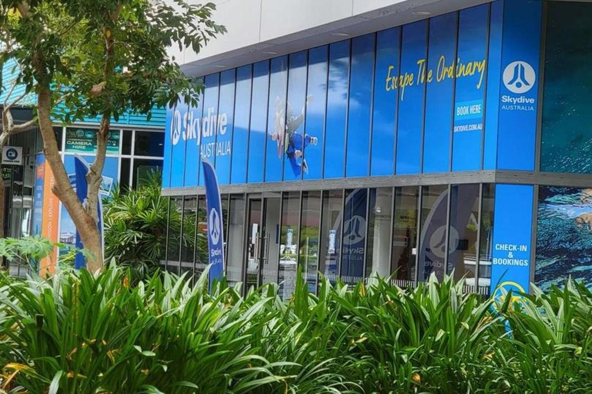un edificio blu con un cartello sul lato