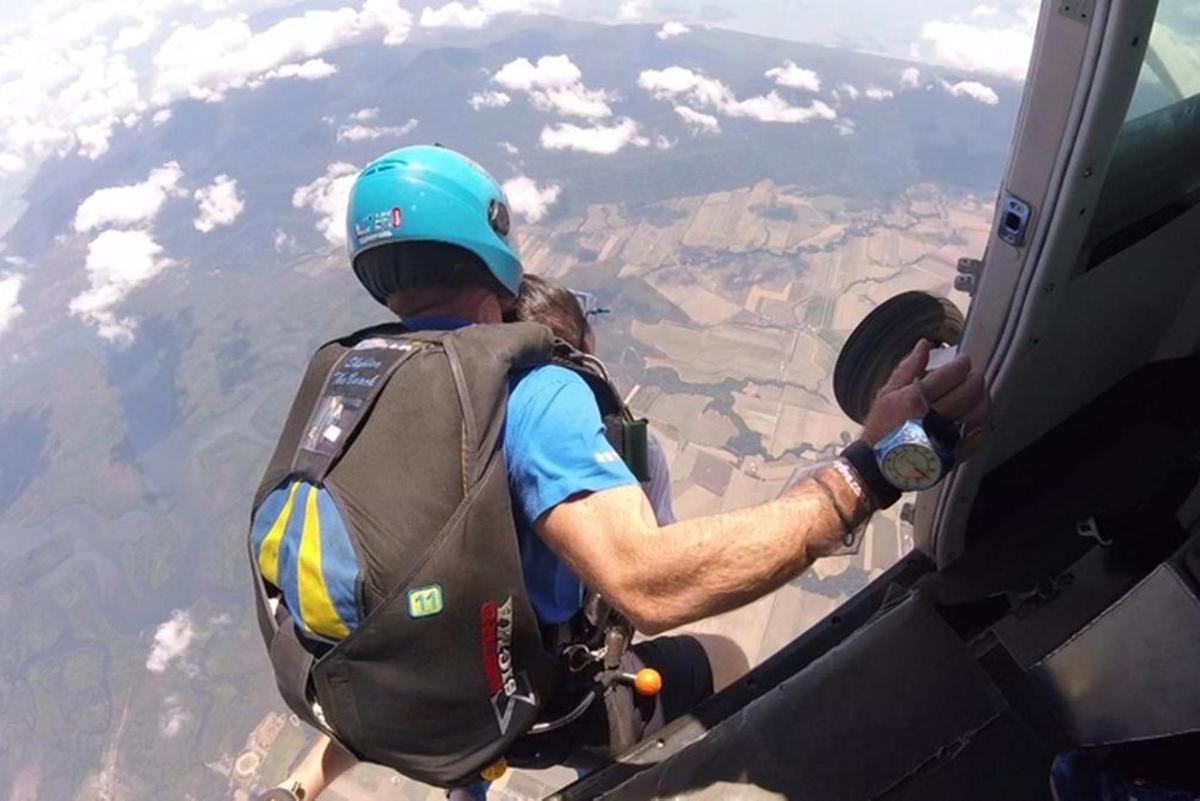 un uomo con uno zaino che vola su un aereo