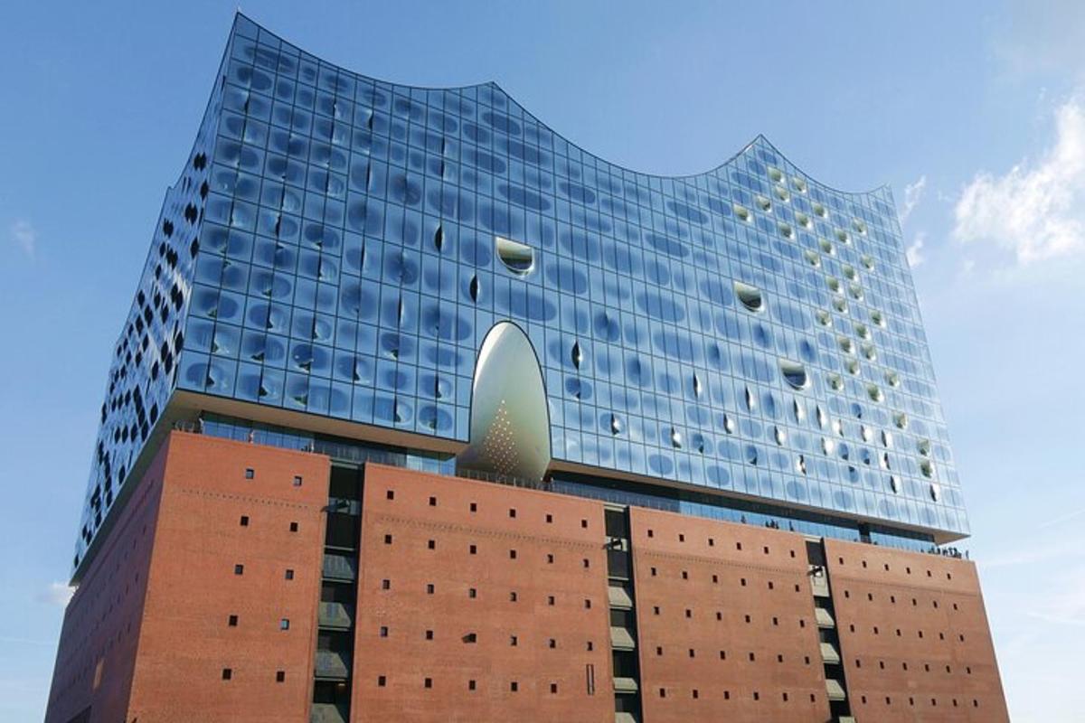 visoka steklena stavba z veliko stavbo