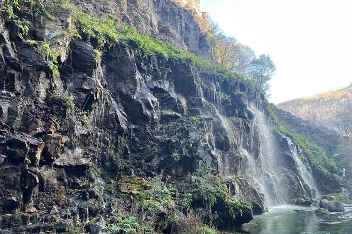 山の斜面にある滝