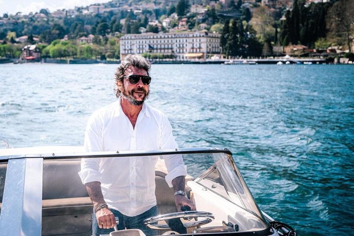 um homem em pé em um barco na água