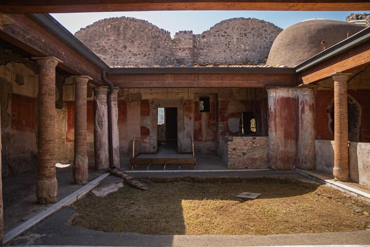 una vista interna di un edificio con colonne e una stanza