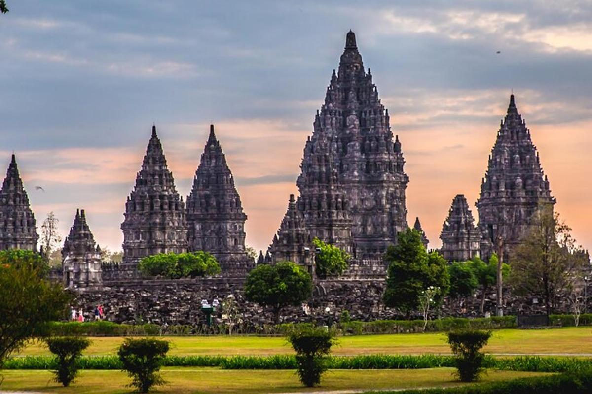 Una vista de los templos de Angkor Wat al atardecer.