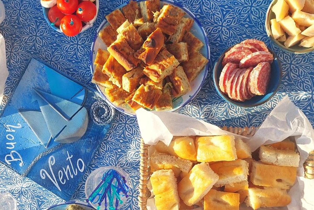 stůl prostřený talíři chleba a pečiva