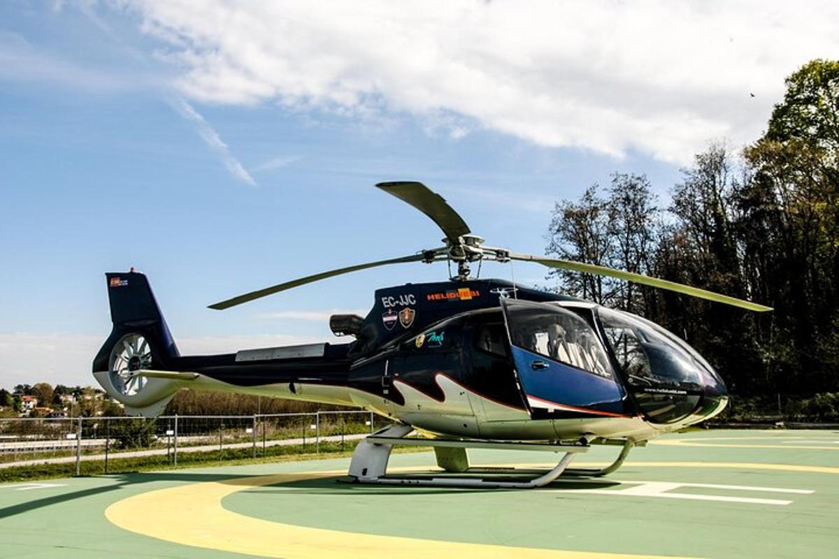 egy helikopter parkolt a parkolóban