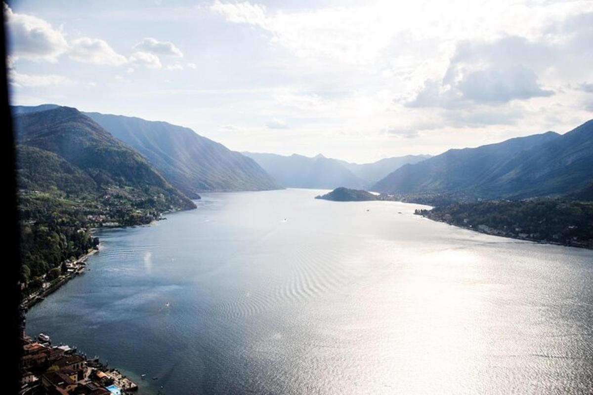 una vista de un gran río en las montañas
