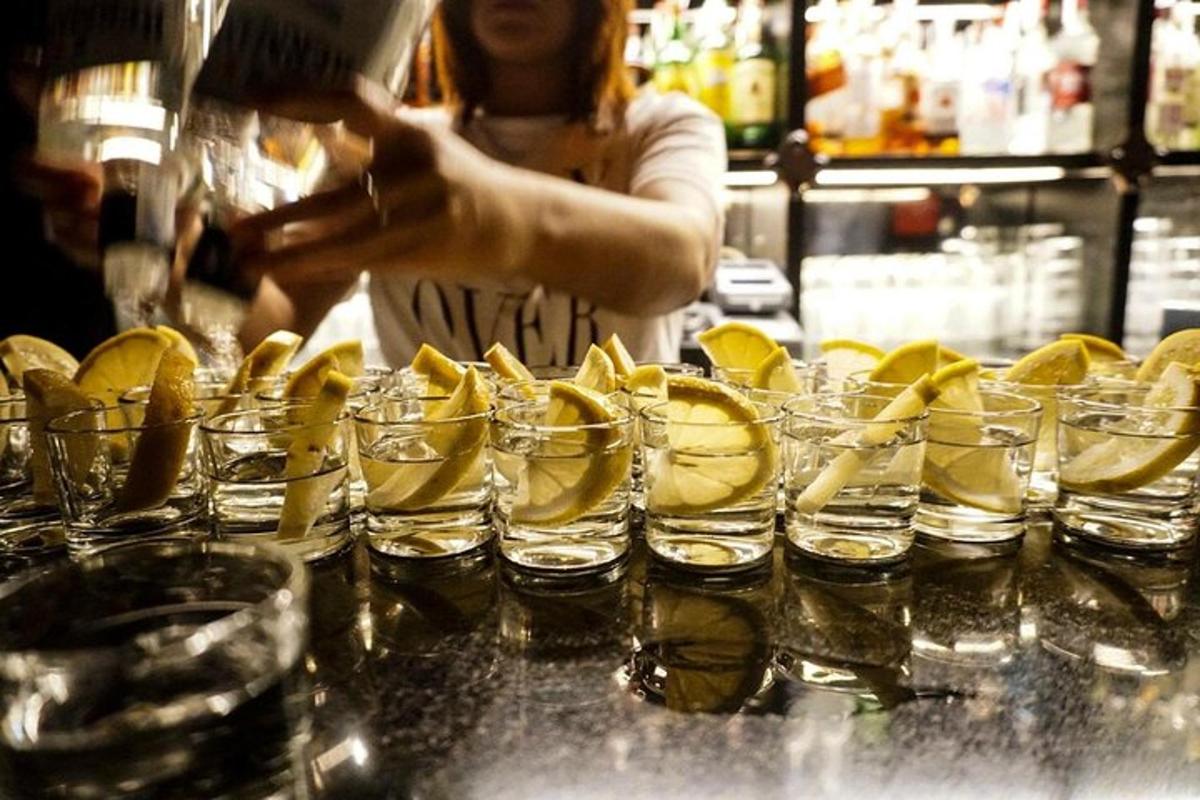 naine seisab leti taga alkoholiklaasidega