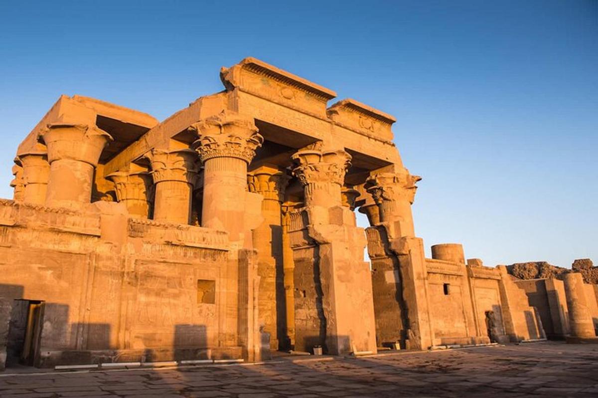 un antico edificio con colonne nel deserto