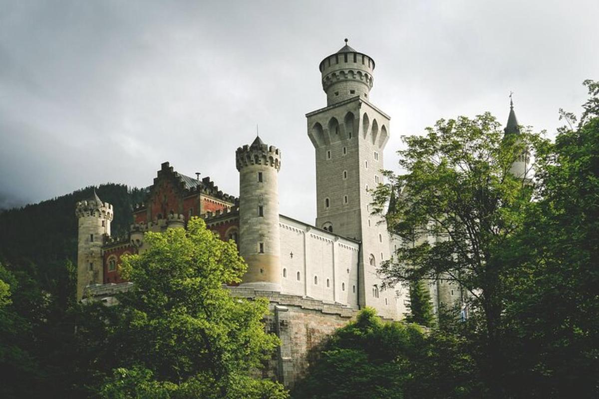 un grande castello con due torri su una collina