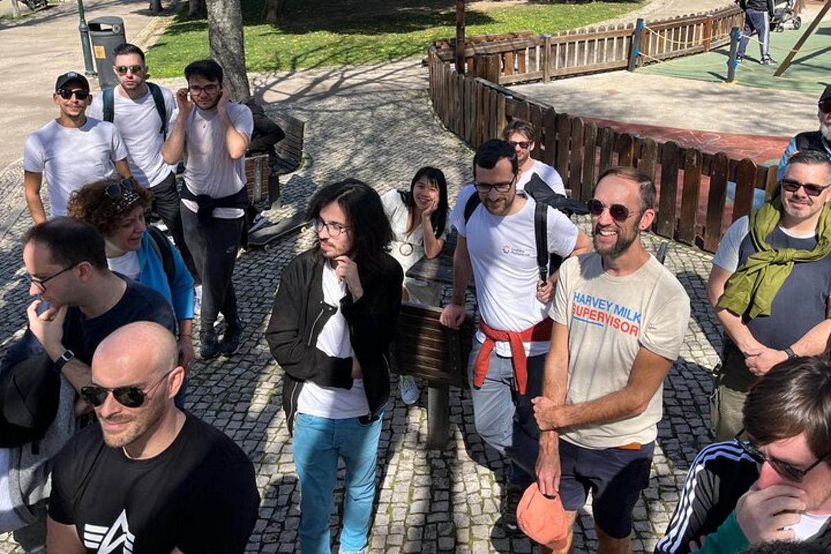 skupina lidí jdoucích po schodech