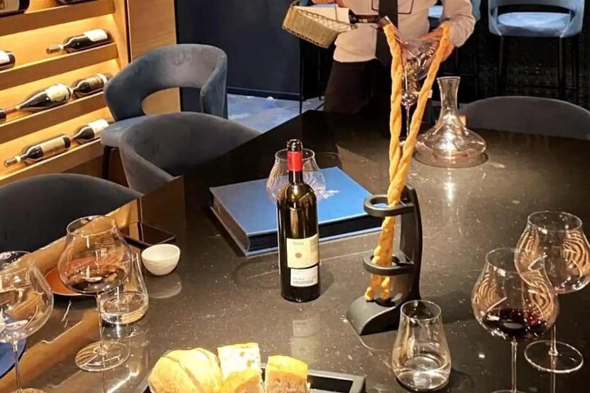 ένα τραπέζι με ένα μπουκάλι κρασί και ποτήρια κρασιού