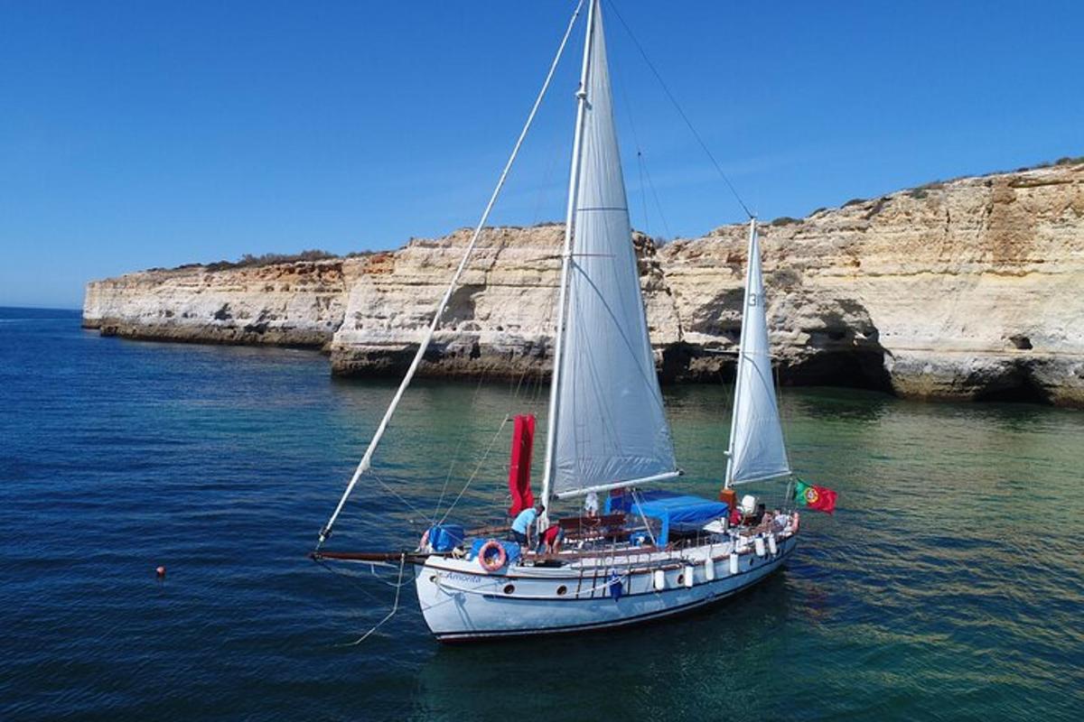dos velers flotant a l'aigua prop d'un penya-segat