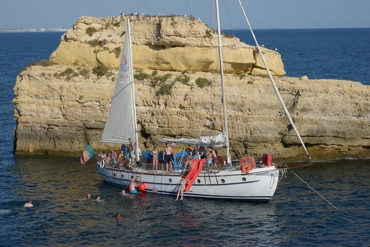un grup de persones en un veler a l'aigua