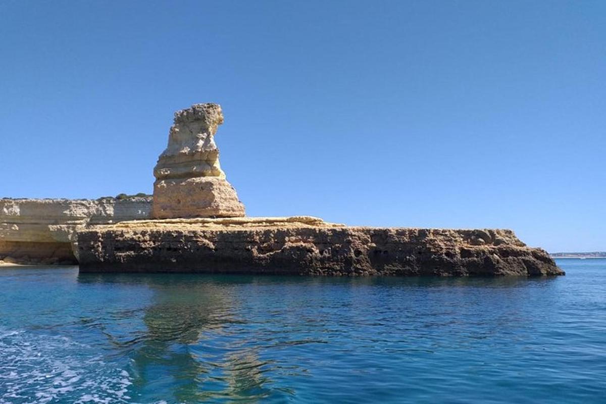 una petita illa a l'aigua amb un stoneolith