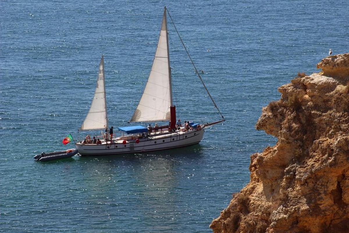 dues barques flotant a l'aigua prop d'un penya-segat