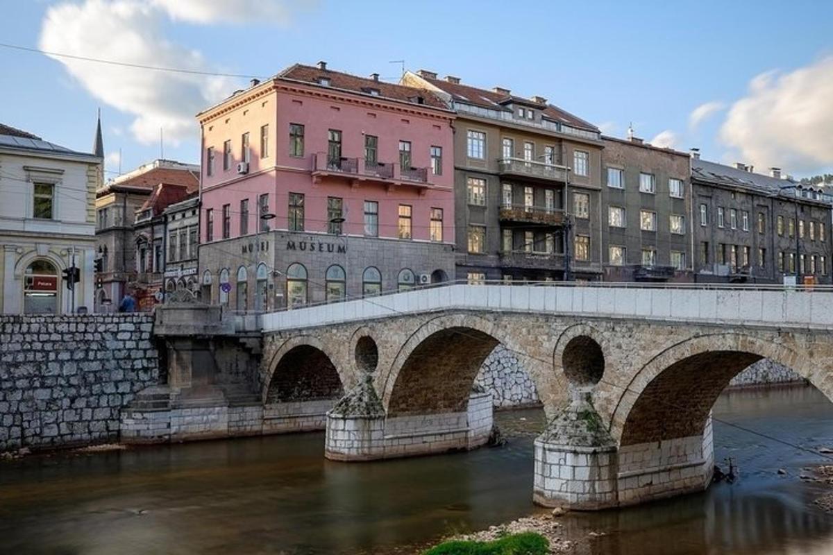 most přes řeku ve městě s budovami