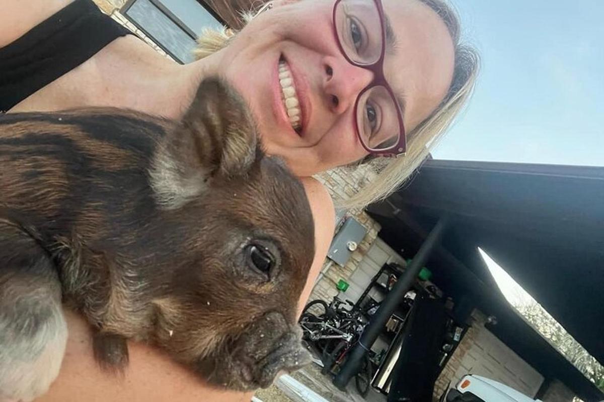 prillidega naine poseerib väikese koeraga