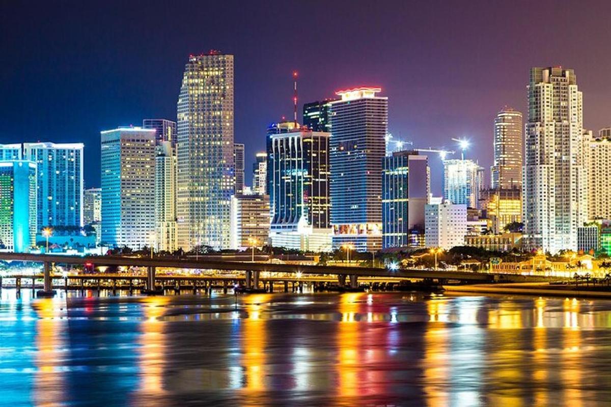 una vista dello skyline di una città di notte