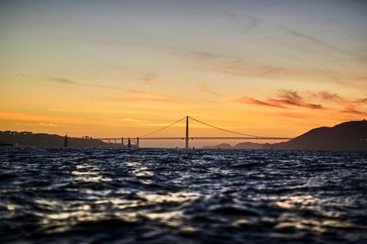 una vista d'un pont en la distància a la posta de sol
