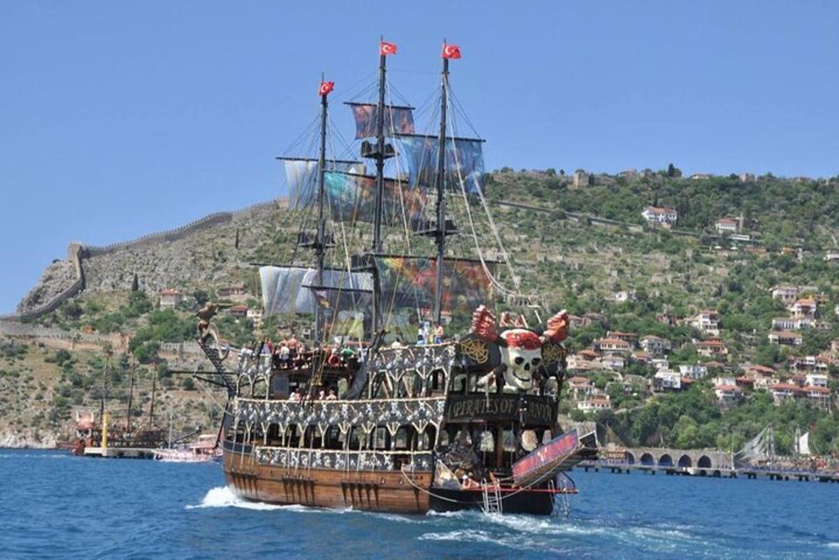 ένα πειρατικό πλοίο στο νερό κοντά σε έναν λόφο