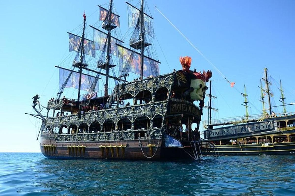 ένα μεγάλο πειρατικό πλοίο στο νερό με