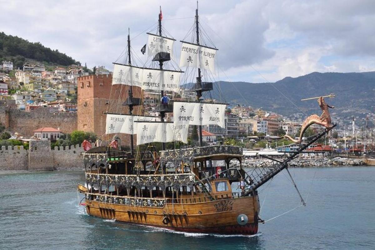 Un barco pirata en el agua cerca de una ciudad.