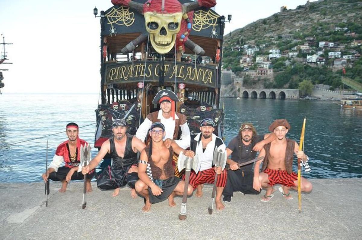 μια ομάδα ανθρώπων που ποζάρουν για μια φωτογραφία δίπλα στο νερό