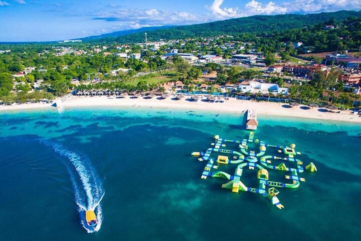 pemandangan udara sebuah pulau di lautan