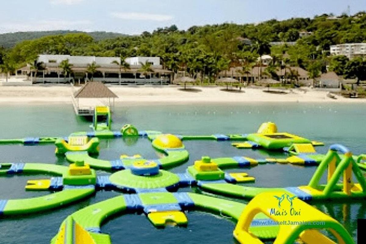 sekelompok seluncuran air tiup di pantai