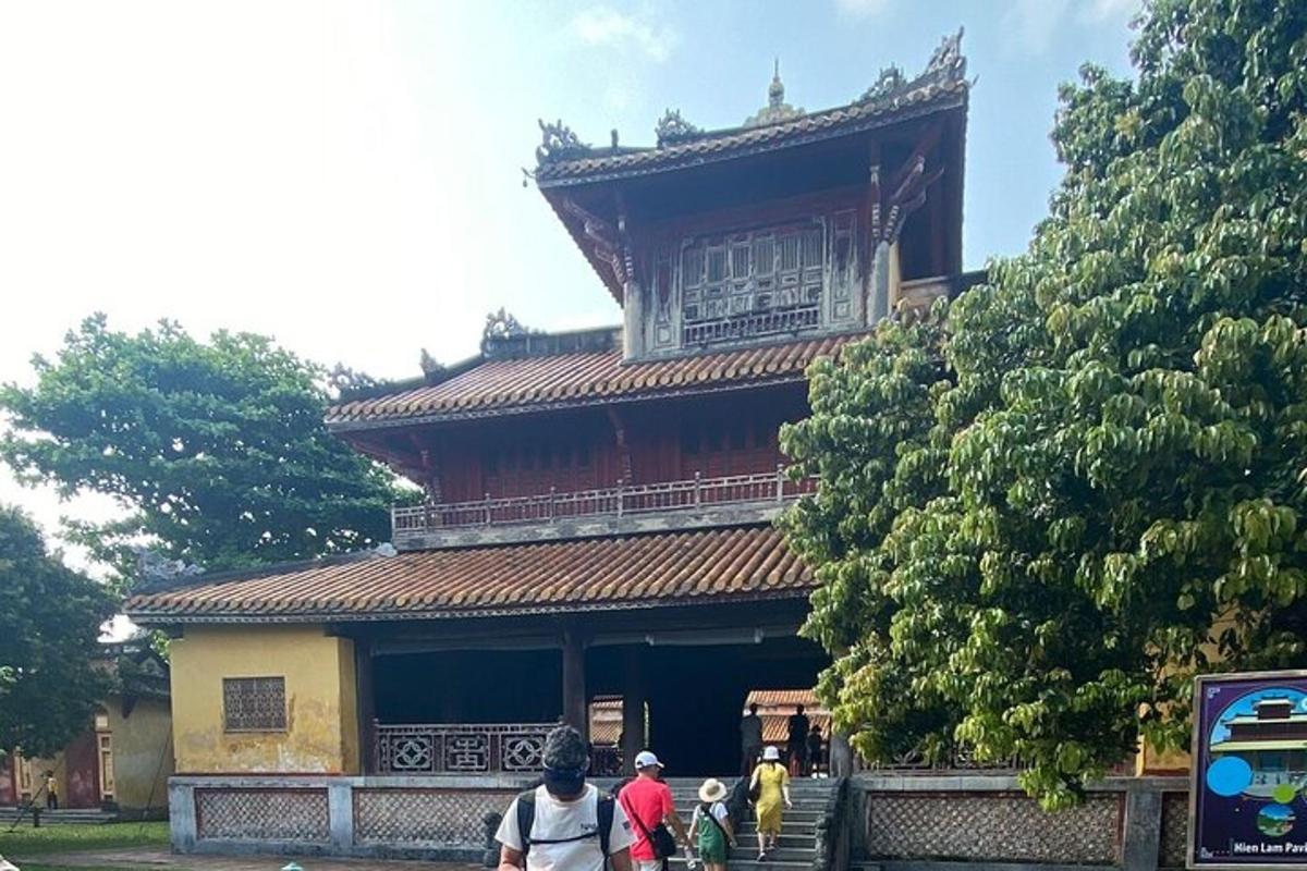 一群人在建筑物前行走