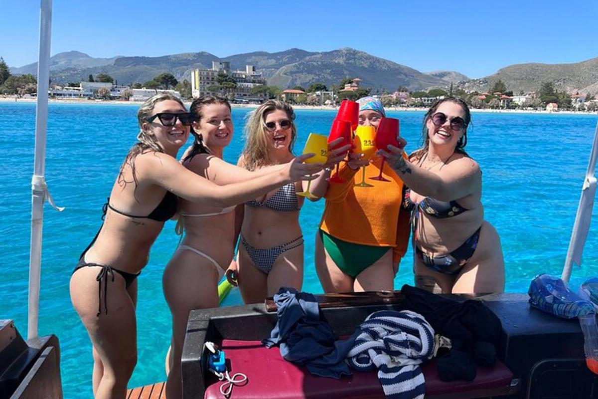 un gruppo di donne in costume da bagno su una barca in acqua
