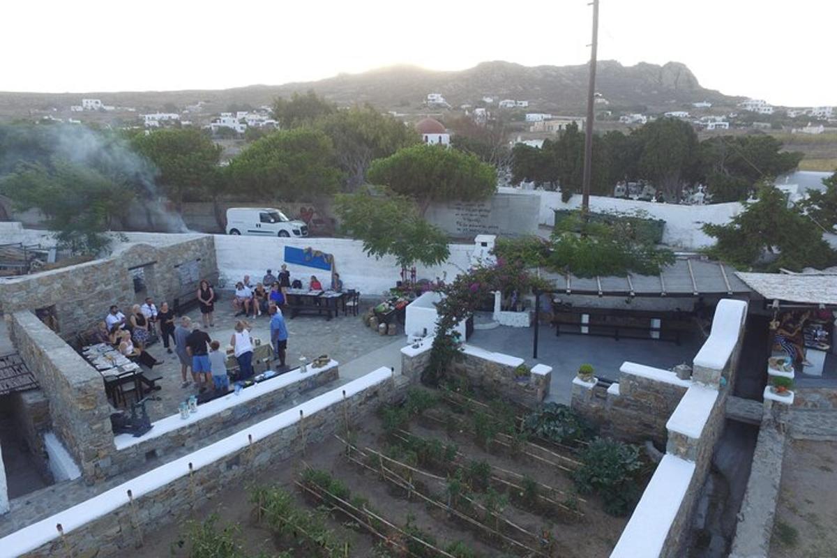 Un grupo de personas paradas afuera de un edificio