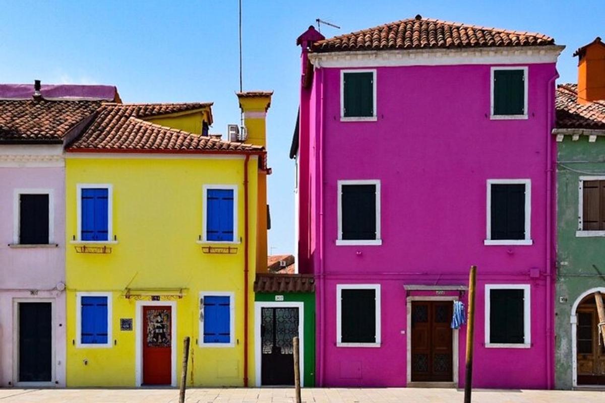 um grupo de casas coloridas em uma rua