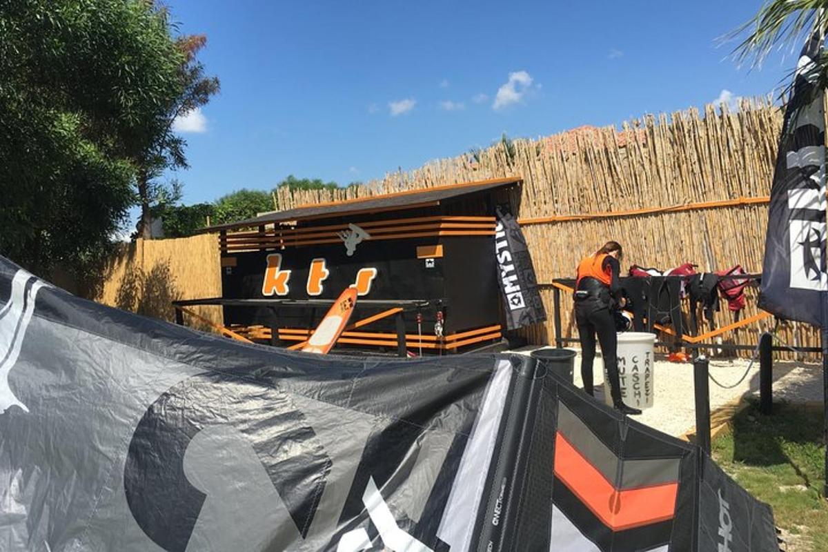 жінка стоїть перед будівлею з парканом