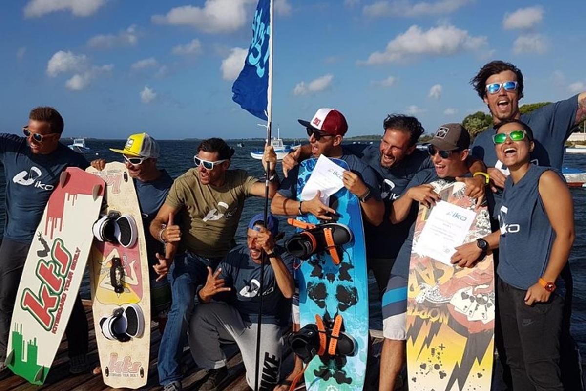 un gruppo di uomini in piedi su una barca che tengono in mano degli skateboard