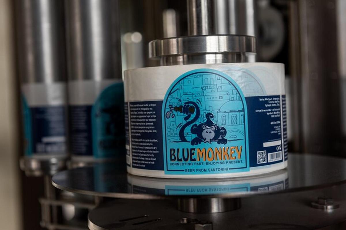 lahvička deodorantu Blue Monkey sedící na stole