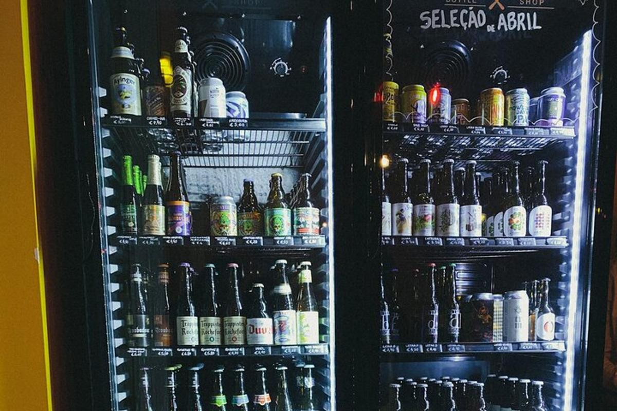 lednička plná spousty lahví alkoholu