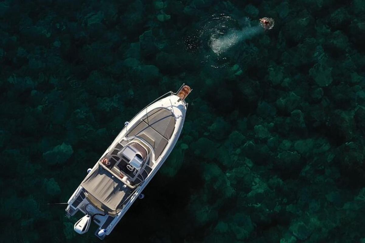 čoln, ki plava v vodi v oceanu