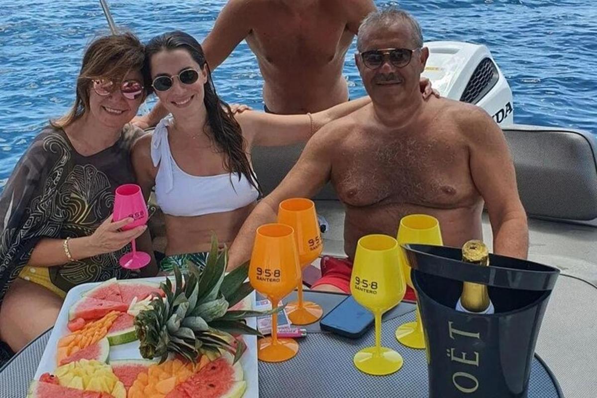 skupina ljudi, ki sedijo za mizo na čolnu