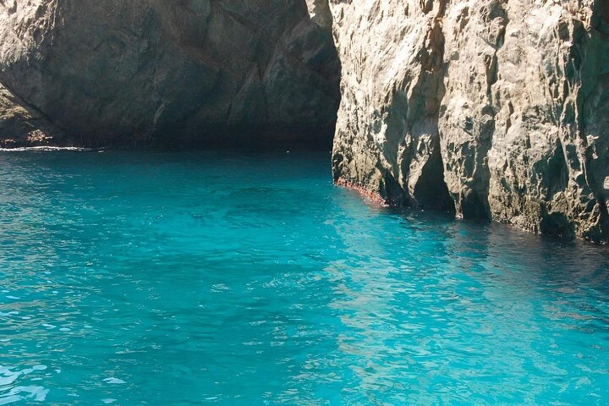 велика водена површина поред стеновите литице
