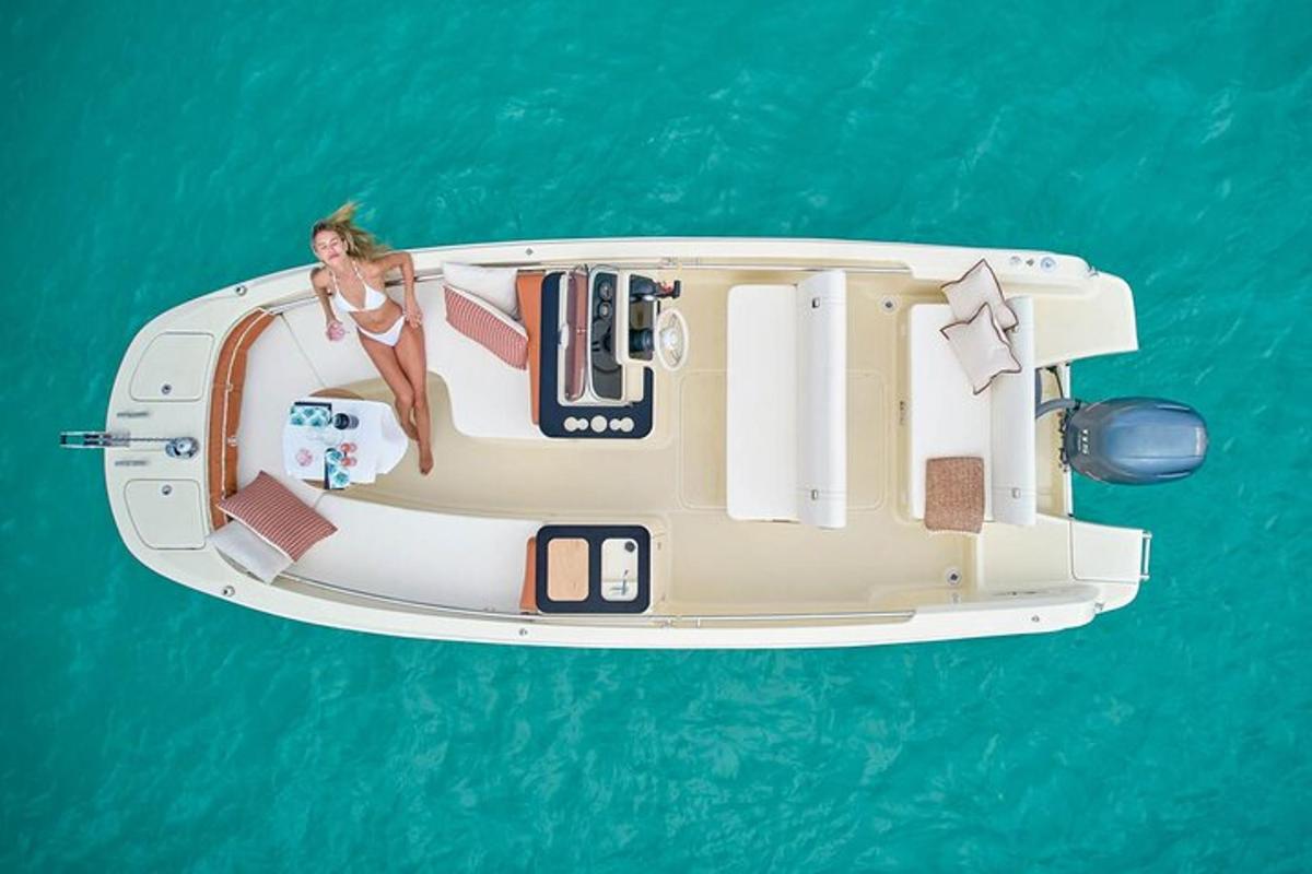 una donna in bikini su una barca in acqua
