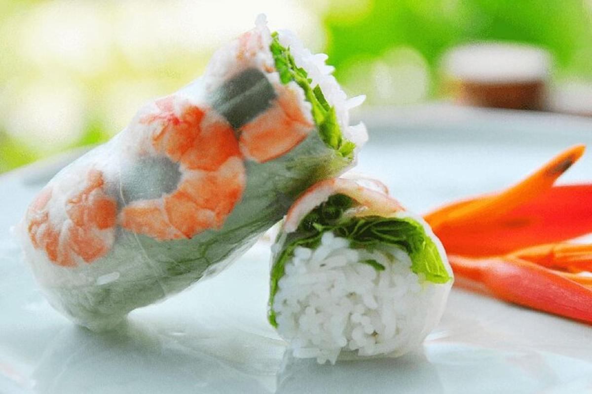 kus sushi s krevetami a rýží na stole