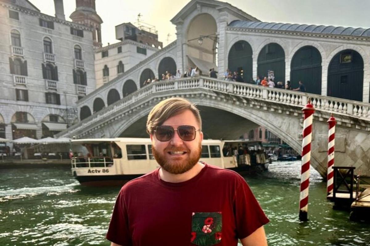 um homem está parado em frente a uma ponte